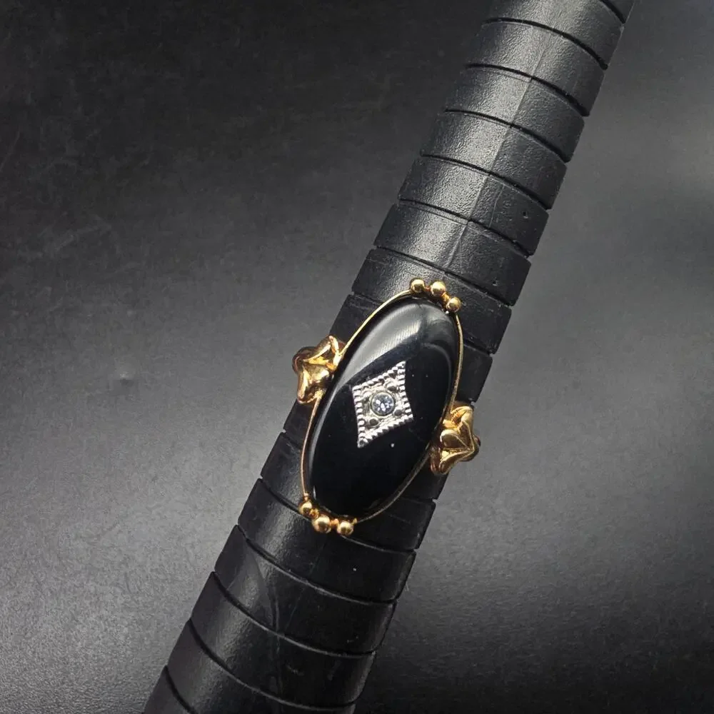 Avon 1983 Victorian Ring Size 6.25 Black Gold Tone Oval Faux Onyx Vintage
